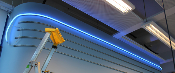 5 rader med «neon-lys» montert i aluminiumskanal