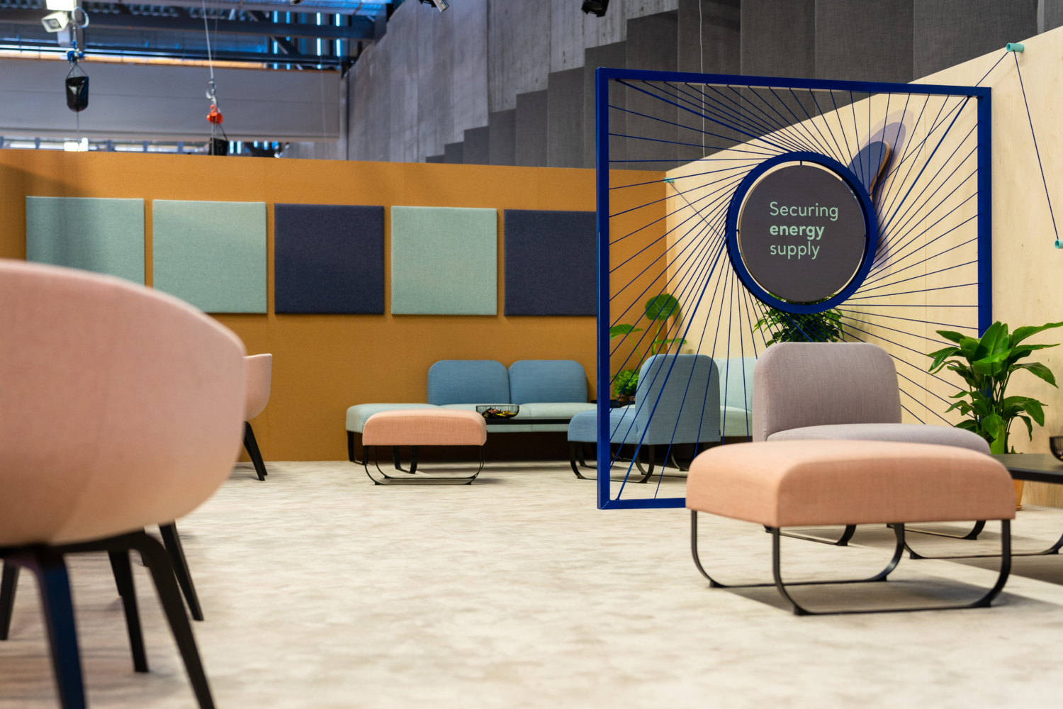 Møteplass, sofagruppe på Gassco sin messestand under ONS 2022 designet, bygget og levert av Appex.